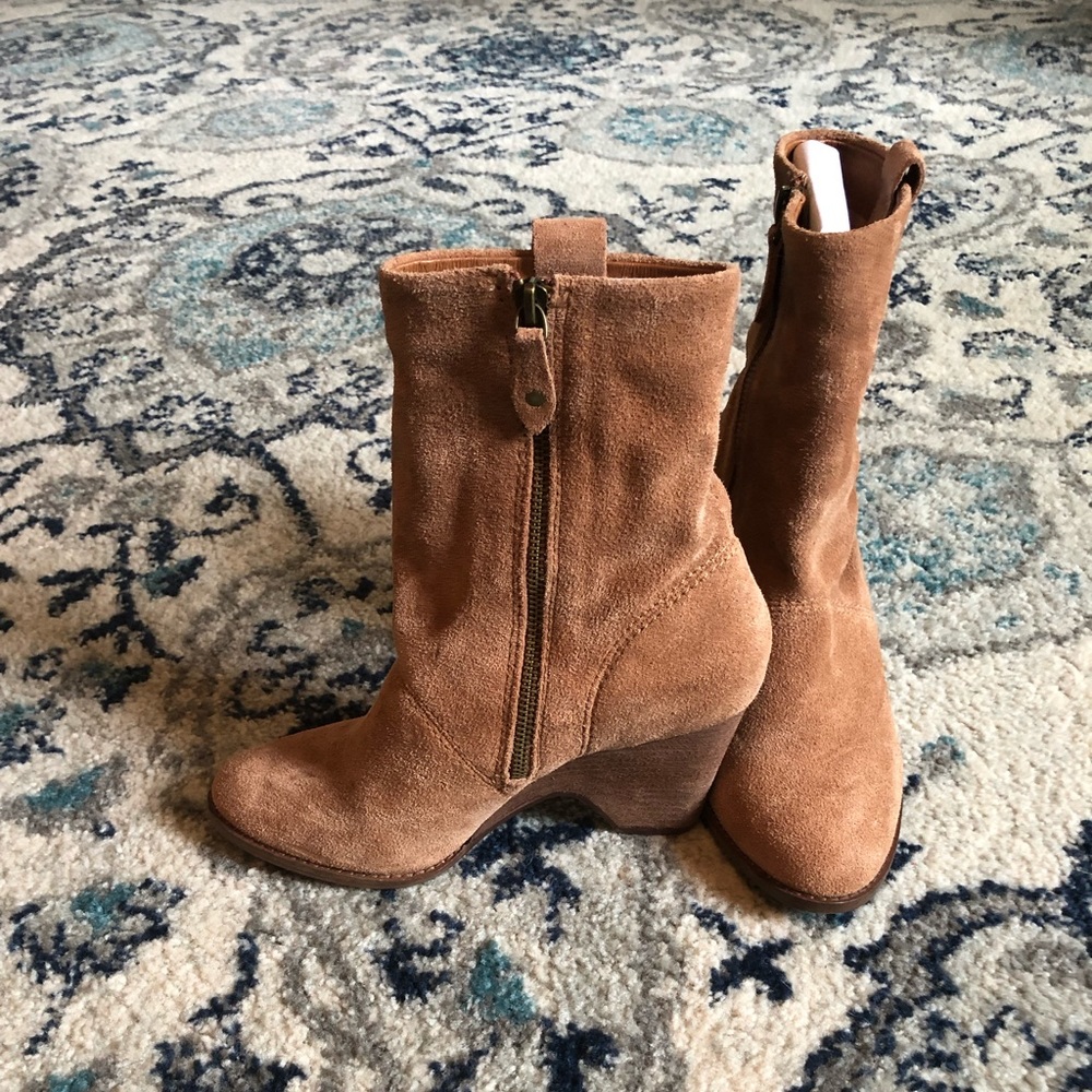 Kelsi Dagger Brooklyn tan suede boots size 8.